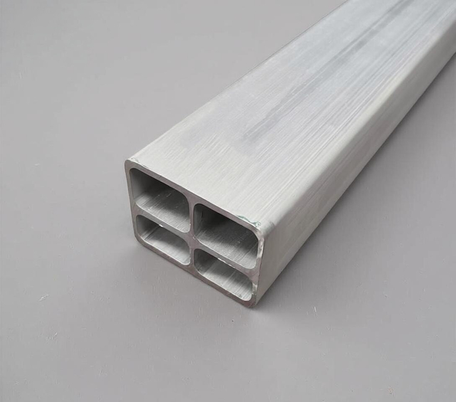 Profil&eacute; en aluminium pour pi&egrave;ces automobiles